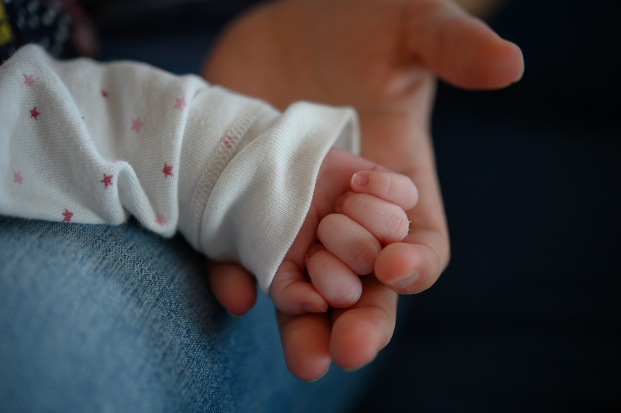 Eine 17-Jährige hat aus Angst vor ihren Eltern ihr Baby in Düsseldorf über einen Zaun ins Gebüsch geworfen. (Symbolbild)