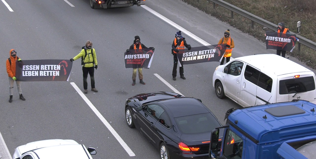 Aktivisten der Gruppe der "Letzten Generation" blockierten am Montag die Stadtautobahn 100 in Berlin. 