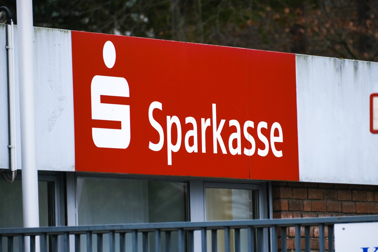 Der Kunde kann nicht fassen, was er von der Sparkasse bekommen hat. (Symbolbild)