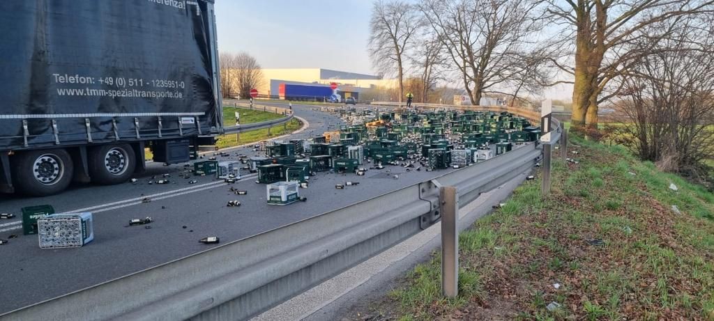 Auf der Auffahrt Dortmund Hamm der A2 hat ein Lkw mehrere leere Bierkästen verloren. 