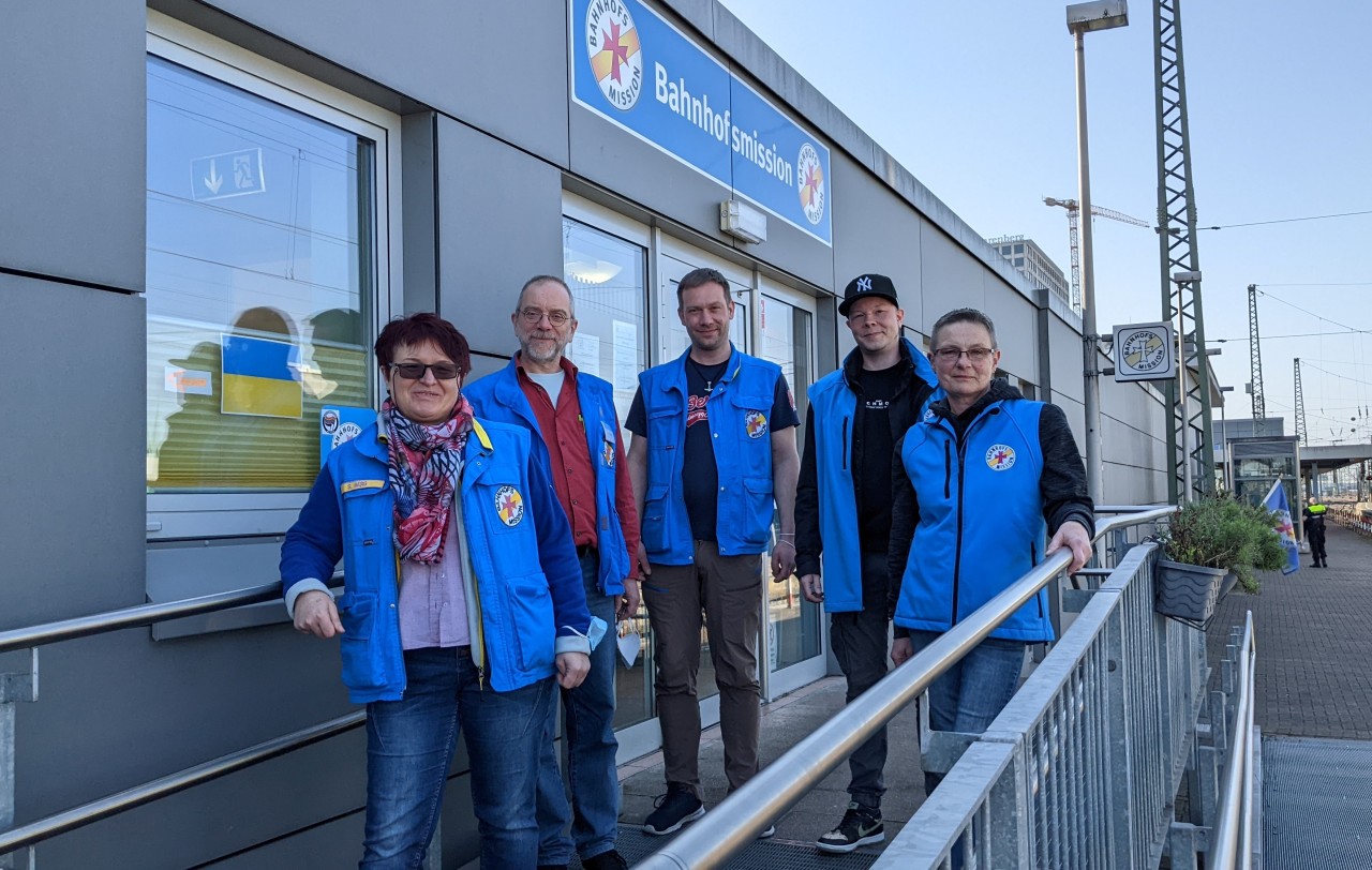 Die Bahnhofsmission in Dortmund besteht aus vielen ehrenamtlichen Helfern. Hier zu sehen: Leiterin Swetlana Berg und Helfer Heinz Broß, Wolfgang Katzulke, Benjamin Arnoldt und Ewa Grabinski (von links nach rechts).