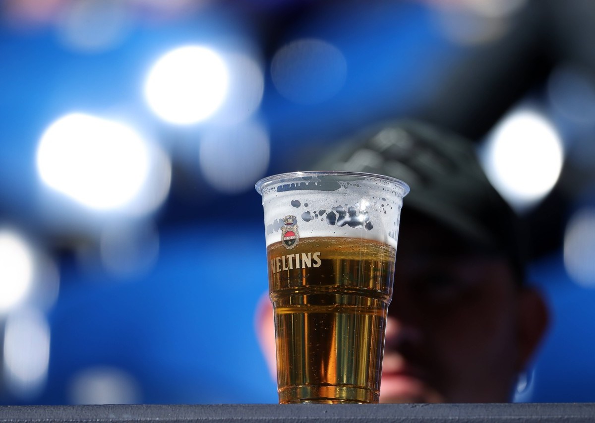 Auch bei Schalke flog ein Bierbecher (Symbolbild)., Christian Gittelmann (l.) wurde bei Bochum – Gladbach am Kopf getroffen.