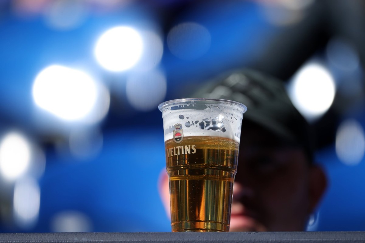 Auch bei Schalke flog ein Bierbecher (Symbolbild)., Christian Gittelmann (l.) wurde bei Bochum – Gladbach am Kopf getroffen.