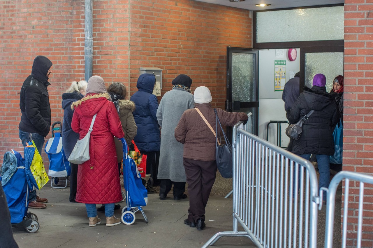 Duisburg: Eine Warteschlange vor der Tafel – hier werden künftig wegen des Ukraine-Kriegs noch mehr Kunden erwartet. (Archivfoto)