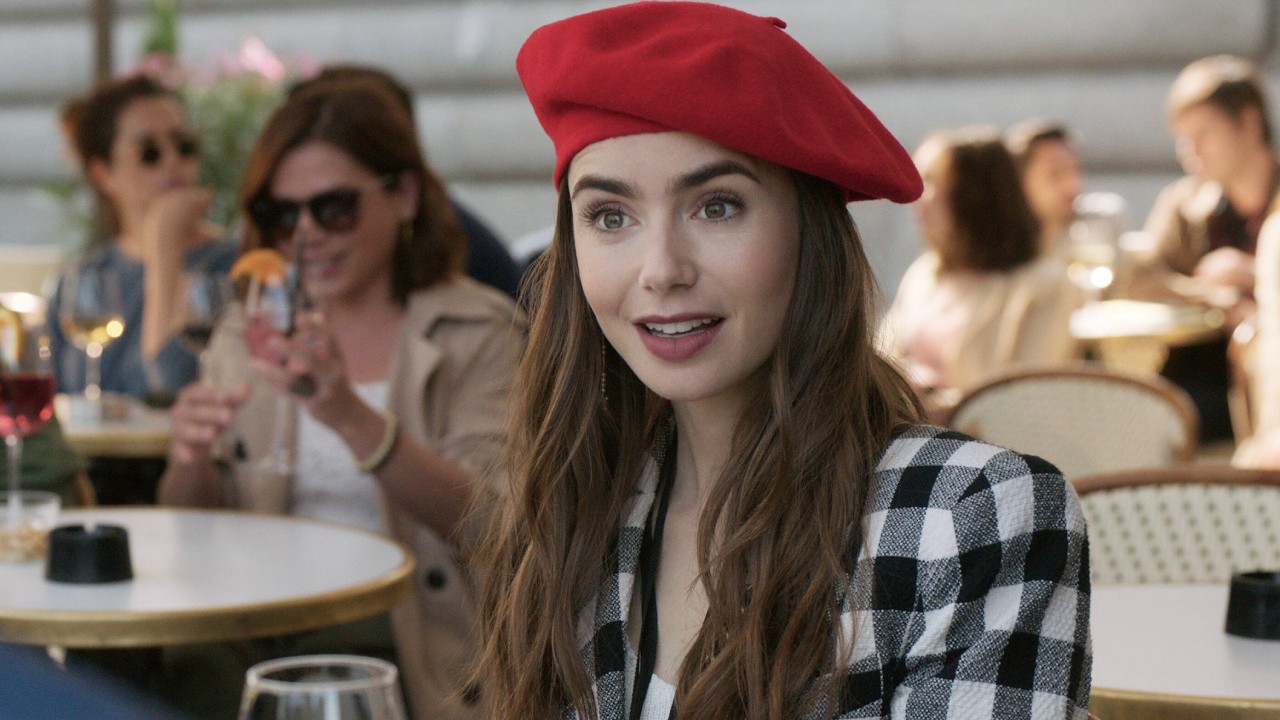 „Emily in Paris“-Star Lily Collins verrät, wie es wirklich hinter den Kulissen der glamourösen Netflix-Produktion abläuft.