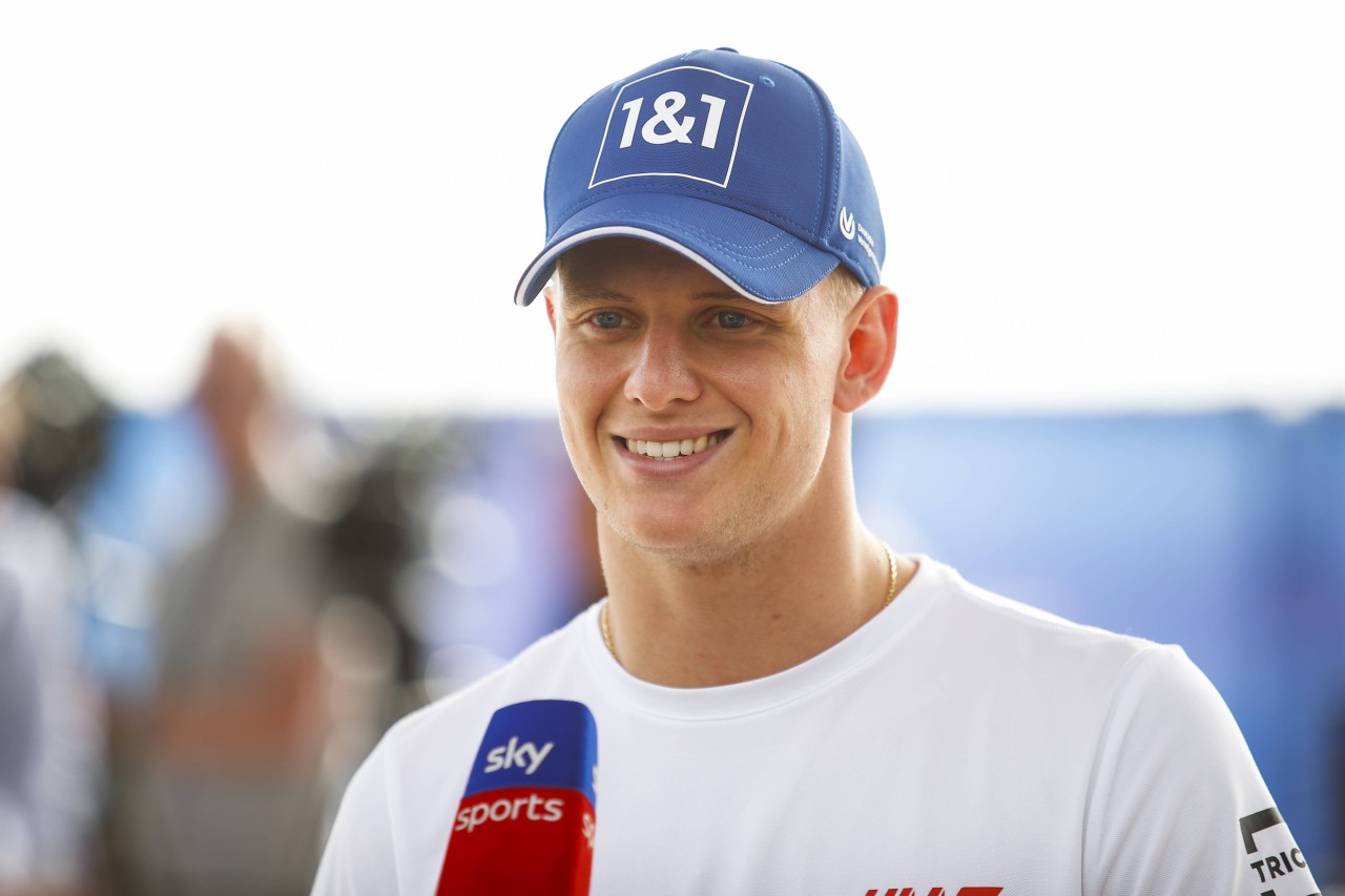 Einen Tag nach seinem Horror-Crash konnte Mick Schumacher schon wieder lächeln.