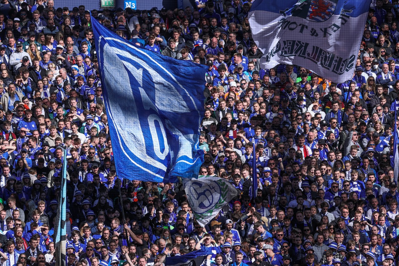 Die volle Nordkurve auf Schalke 04. 