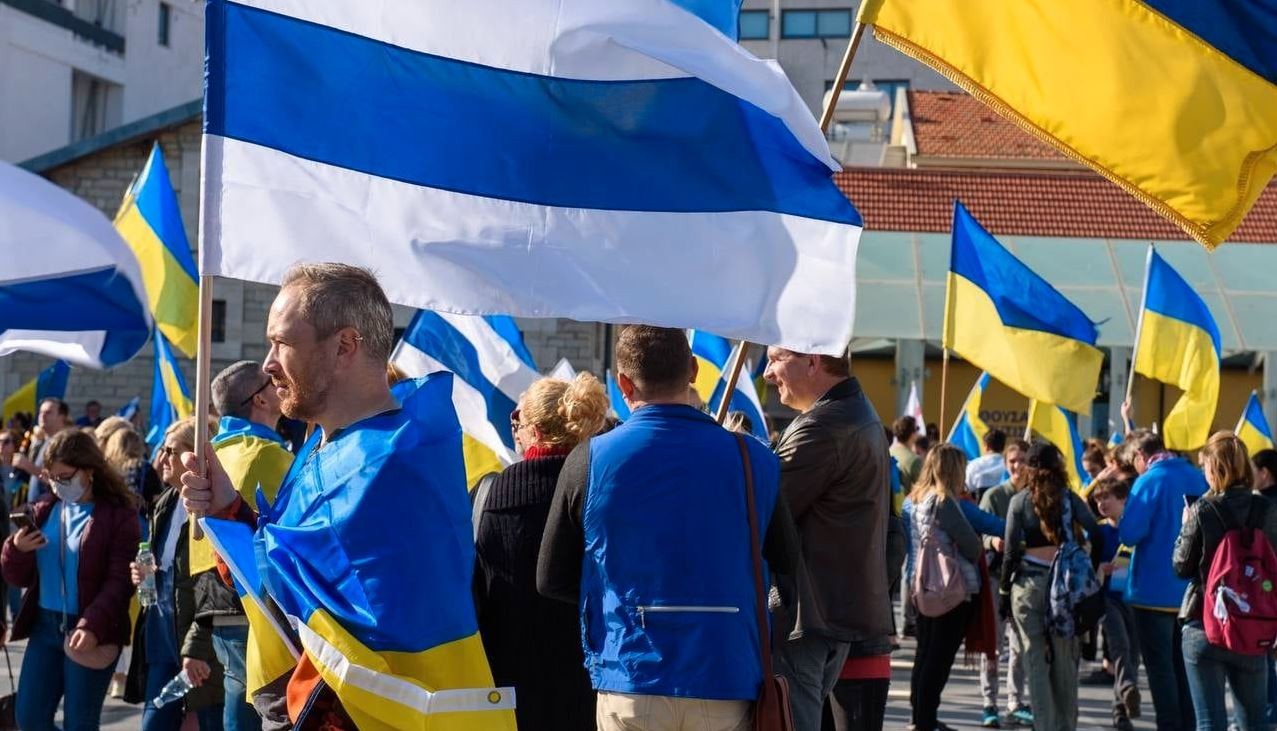 Auch bei dieser Anti-Kriegs-Demonstration in Limassol (Zypern) am 7. März ist die neue weiß-blaue-weiße Flagge hochgehalten worden.