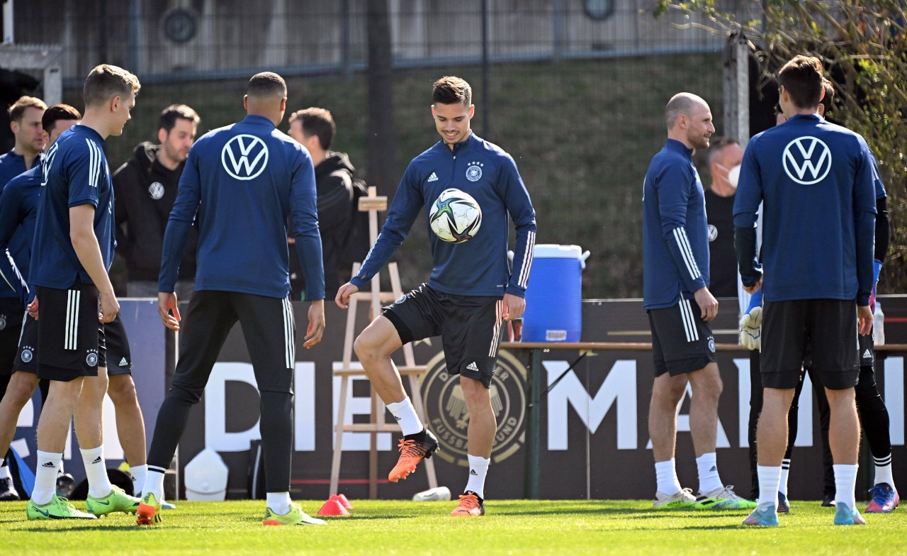 Weigl im Kreise der Nationalmannschaft.