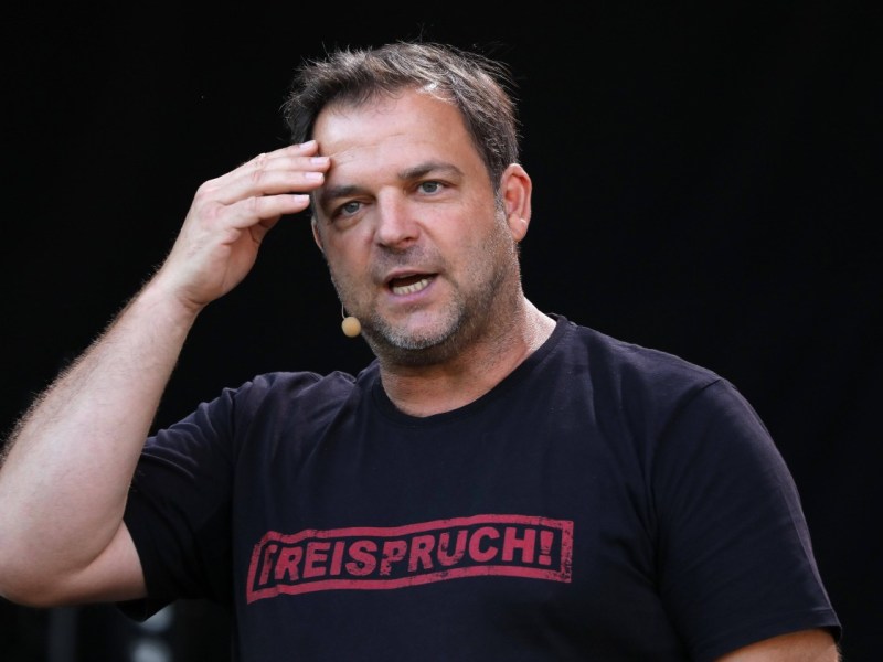 Eine Familie hat einen Welpen adoptiert. Doch dabei läuft so einiges schief. Martin Rütter kann nur den Kopf schütteln. (Archivbild)