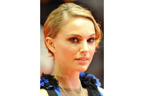 Ein geheimnisvoller Blick: Mit dem könnte Natalie Portman ihren Film-Ken verrückt machen. Dabei heißt es, sie soll sich schon vor vier Jahren von ihm getrennt haben und wurde stattdessen...