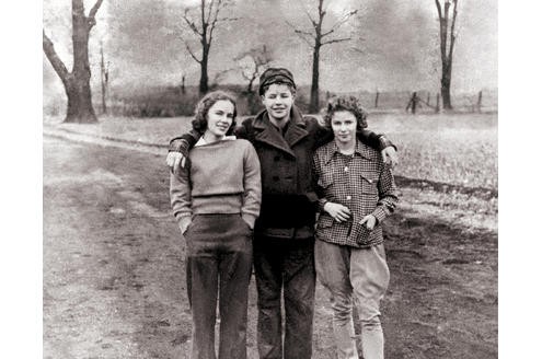 Marlon Brando (14) mit seinen Schwestern Jocelyn und Frances. Er war ein Teenager, als er die Schule hinschmiss und den Schwestern nach New York folgte, wo er in Jocelyns Fußstapfen trat und eine Schauspielkarriere startete. (c) Marlon Brando - Eine Hommage in Fotografien