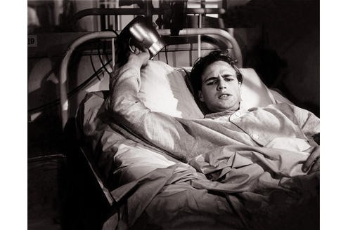 Marlon Brando verkörperte in seinem ersten Kinofilm »Die Männer« (1950) einen querschnittsgelähmten Leutnant, der versucht mit seiner Behinderung fertig zu werden. Brandos Debüt beeindruckte Zuschauer und Kritiker. (c) Marlon Brando - Eine Hommage in Fotografien