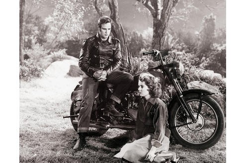 Zahlreiche Jugendliche ahmten Brandos lässiges Macho-Gehabe sowie seinen Kleidungsstil nach. Marlon Brando besaß für Outlaws jeder Art große Sympathien und sah seine Chance, die Ursachen der Rebellion sichtbar zu machen. (c) Marlon Brando - Eine Hommage in Fotografien