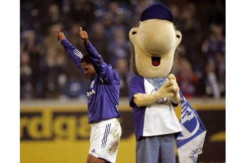 Das Schalke-Maskottchen und der Stürmer.