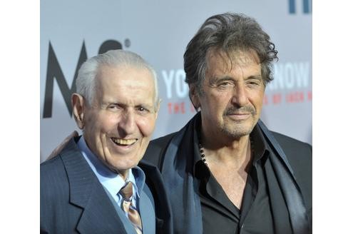 ... Jack Kevorkian (l.), der wegen seiner spektakulär inszenierten Sterbehilfe als Dr. Tod durch die amerikanischen Medien ging. Der Film, ...