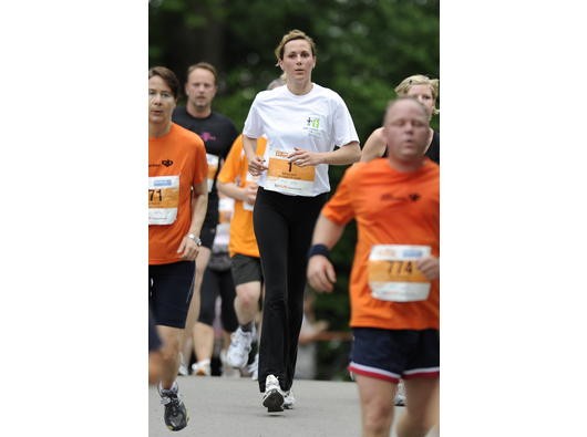 ...ist Bettina Wulff sportlich. Für Eine Chance für Kinder wagte sie einen Langlauf für den guten Zweck. Bequem muss das Outfit auch sein...