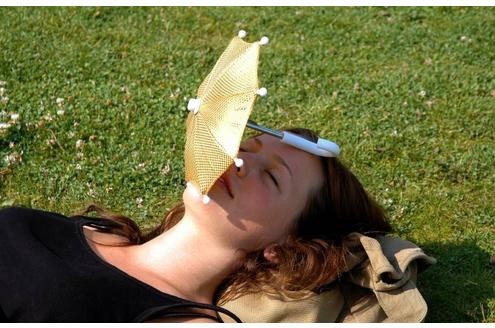 Sonnenbrand kann nicht im Schatten entstehen.
 

UV-Strahlen, die auch für Sonnenbrand verantwortlich sind, haben  im Schatten noch etwa die Hälfte ihrer Intensität. Auch hier kann man also einen Sonnenbrand bekommen.
