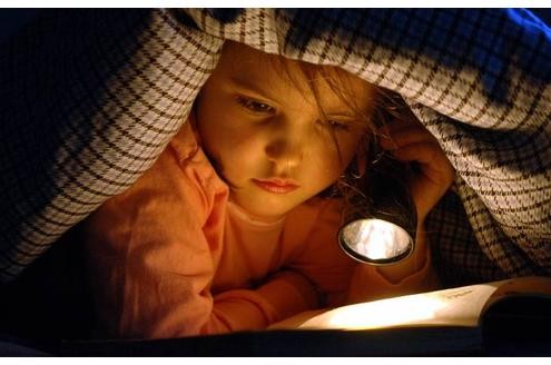 Schlechtes Licht schadet den Augen.
 

Augenärzten zufolge schadet das Lesen unter der Bettdecke nicht den Augen.  Zwar können sie bei schlechtem Licht brennen, aber sobald man mit dem Lesen aufhört, verschwinden die Schmerzen wieder.
