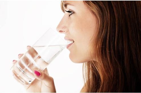  Destilliertes Wasser darf man nicht trinken, man würde daran sterben.
 

Destilliertes Wasser enthält keine lebenswichtigen Salze. Trotzdem stirbt man nicht beim Trinken. Denn in der Speiseröhre mischt sich das Wasser mit Salzen und ist so keine Gefahr mehr für den Körper. Würde das nicht passieren, würden unsere Zellen versuchen den Salzgehalt hochzuhalten und dabei platzen.
