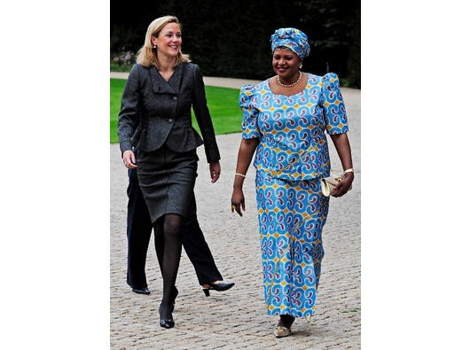 ...neben der Frau des Präsidenten von Malawi, Callista Mutharika, greifen können. Neben der Frau im gemusterten Blau wirkt sie in ihrem Kostüm eher klassisch zurückhaltend. Doch manchmal...