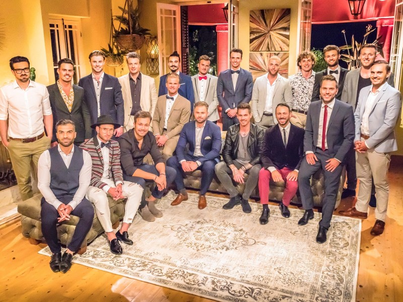 Diese Männer wollen das Herz der Bachelorette erobern. (Hinten v.l.: Stefan, Manuel, Alexander, Sascha, Dave, Vadim, Maxim, Filip, Eddy, Daniel, Chris und Sören. Vorne v.l.: Rafi, Andi, Dennis, Jan, Kevin, Brian, Jorgo und Kai).