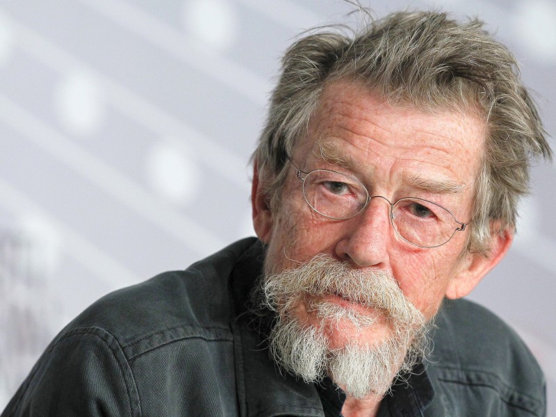 Über Jahrzehnte war John Hurt im Film- und Theatergeschäft aktiv. Seine bekannteste Rolle spielte er 1980 in „Der Elefantenmensch“. Dem jüngeren Publikum ist Hurt eher als Zauberstabmacher Mr. Ollivander aus „Harry Potter“ bekannt. Der britische Schauspieler starb im Alter von 77 Jahren an den Folgen von Bauchspeicheldrüsenkrebs.