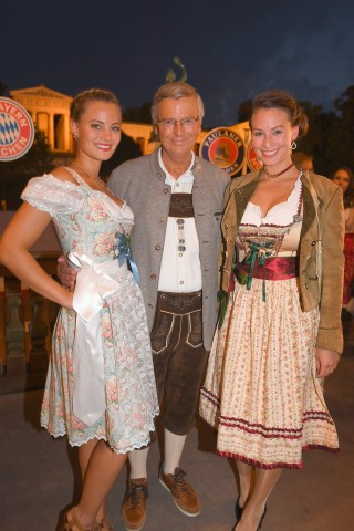 Polit-Prominenz: Der CDU-Politiker Wolfgang Bosbach und seine Töchter Viktoria (l.) und Caroline besuchten das Käferzelt. Das Oktoberfest 2017 läuft bis 3. Oktober statt.