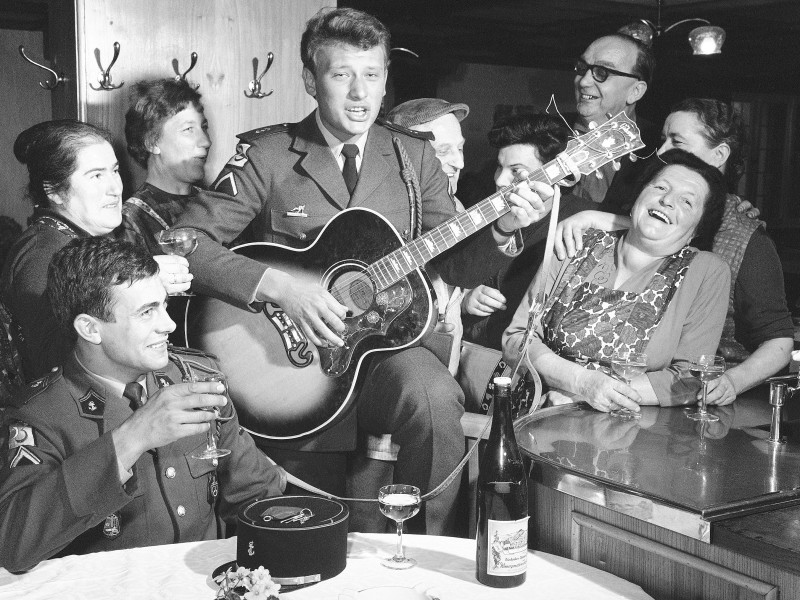 Diese Aufnahme zeigt den Rocker à la française im Mai 1965 in Offenburg (Baden-Württemberg) während seines Militärdienstes bei der französischen Armee. 