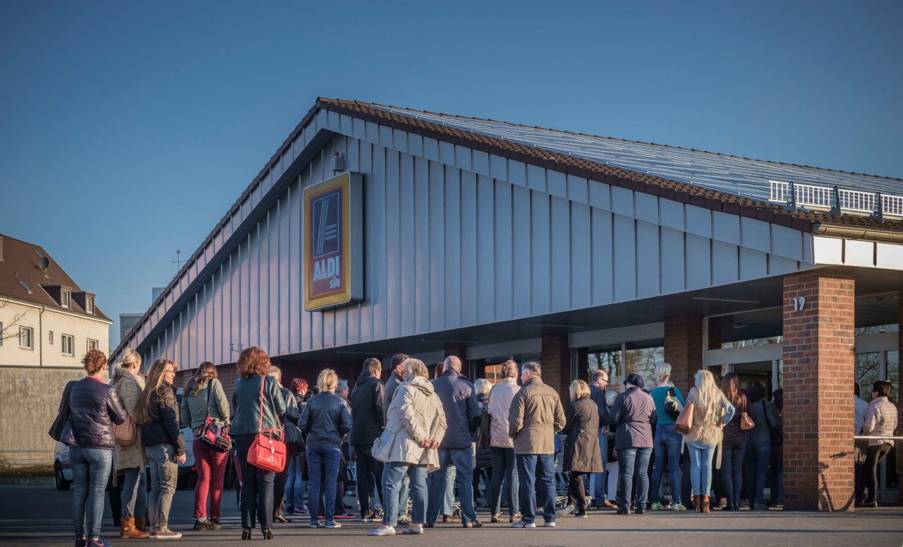 Schnäppchenjäger: Frauen vor einem Aldi-Markt in Duisburg hoffen auf Teile Jette-Joop-Kollektion.