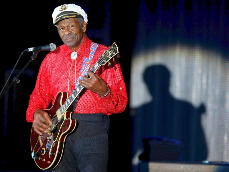 Chuck Berry hat den Rock’n’Roll zu einer Musikrichtung gemacht. Der 1926 im US-Bundesstaat Missouri geborene Charles Edward Anderson Berry brachte spätestens mit der Single „Roll Over Beethoven“ die Musikwelt zum Staunen. Berry spielte nicht nur einen rhythmischen Rock’n’Roll, er bediente auch virtuos die Gitarre wie es zuvor wohl kaum jemand getan hatte. Mit seiner Musik inspirierte er direkt wie indirekt so ziemlich jeden, der nach ihm Rock-Musik machte. Am 18. März starb Chuck Berry mit 90 Jahren in seinem Heimatstaat Missouri.