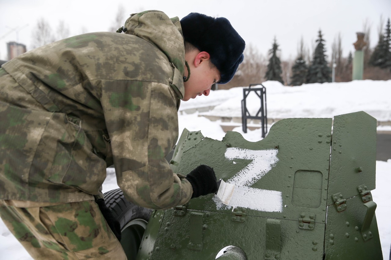 Das „Z“ ist zum Symbol für Russlands Krieg in der Ukraine geworden. Es steht angeblich für „Za pobedu“, russisch für: „Für den Sieg“. (Archivbild)