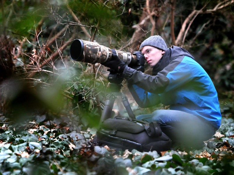 Heute arbeitet Hirsch mit einer professionellen Canon 5D und einem Objektiv, lang und dick wie ein Oberschenkel, das mit Brennweite 500 fast so stark vergrößert wie ein Fernrohr.