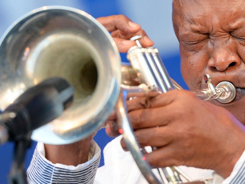 Die südafrikanische Jazz-Legende Hugh Masekela ist tot. Masekela, der wegen des rassistischen Apartheid-Regimes drei Jahrzehnte lang im Exil lebte, ist mit 78 Jahren in Folge einer Prostatakrebserkrankung gestorben. Zu seinen bekanntesten Songs gehörten „Stimela“ (Coal Train) aus den 1970er-Jahren sowie später das Lied „Bring back Nelson Mandela“, das zu einer Hymne für die Forderung der Befreiung des Anti-Apartheidkämpfers Mandela wurde. 