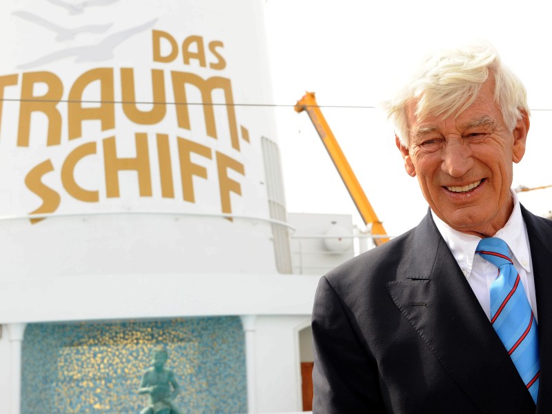 Er war „Kapitän Paulsen“ auf dem „Traumschiff“ und spielte im „Bergdoktor“ mit: Siegfried Rauch starb am 11. März 2018 im Alter von 85 Jahren. Als „Traumschiff“-Kapitän war Rauch bekanntgeworden, doch der schauspielerische Durchbruch gelang ihm bereits Anfang der 1970er Jahre mit dem Klassiker „Le Mans“. 