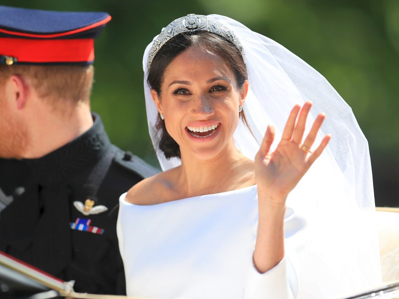 Dazu trug Meghan eine Tiara, die ihr die Queen geliehen hat. Das mit Diamanten besetzte Diadem stammt nach Angaben des Palasts aus dem Jahr 1932.