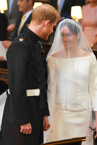 „Gut geschlafen?“ „Geht so, und du?“ Prinz Harry und Meghan Markel vor dem Altar. 