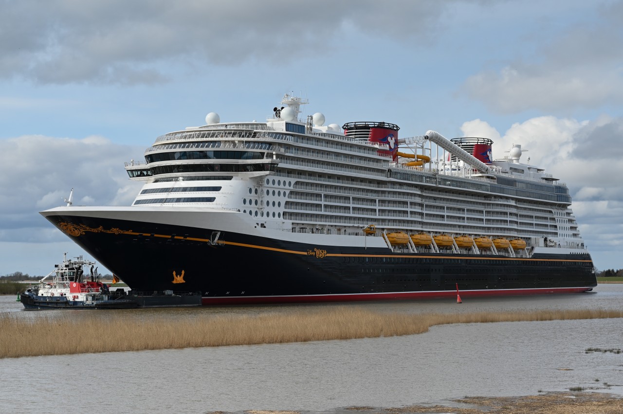 Die „Disney Wish“ schippert über die Ems auf dem Weg zur Nordsee. Bei diesem Anblick flippen Fans regelrecht aus.