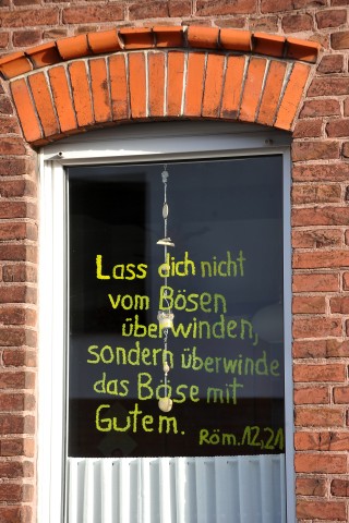 ...an einem der Fenster ein Bibel-Zitat geschrieben.