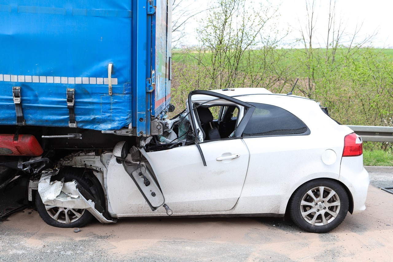 Bei einem Unfall auf der A1 in NRW ist ein PKW unter einen LKW geraten.