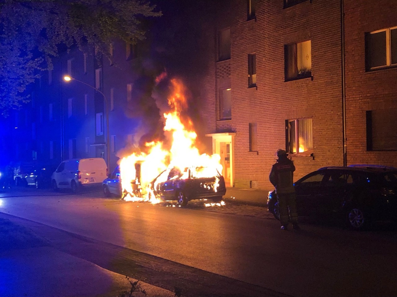 Essen: Meterhohe Flammen ragen aus Auto heraus. 