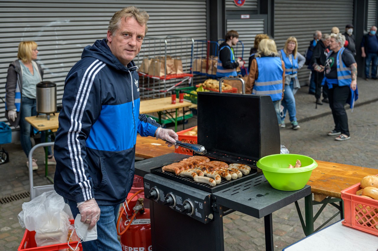 Mike Büskens hat am Grill alles im Griff.