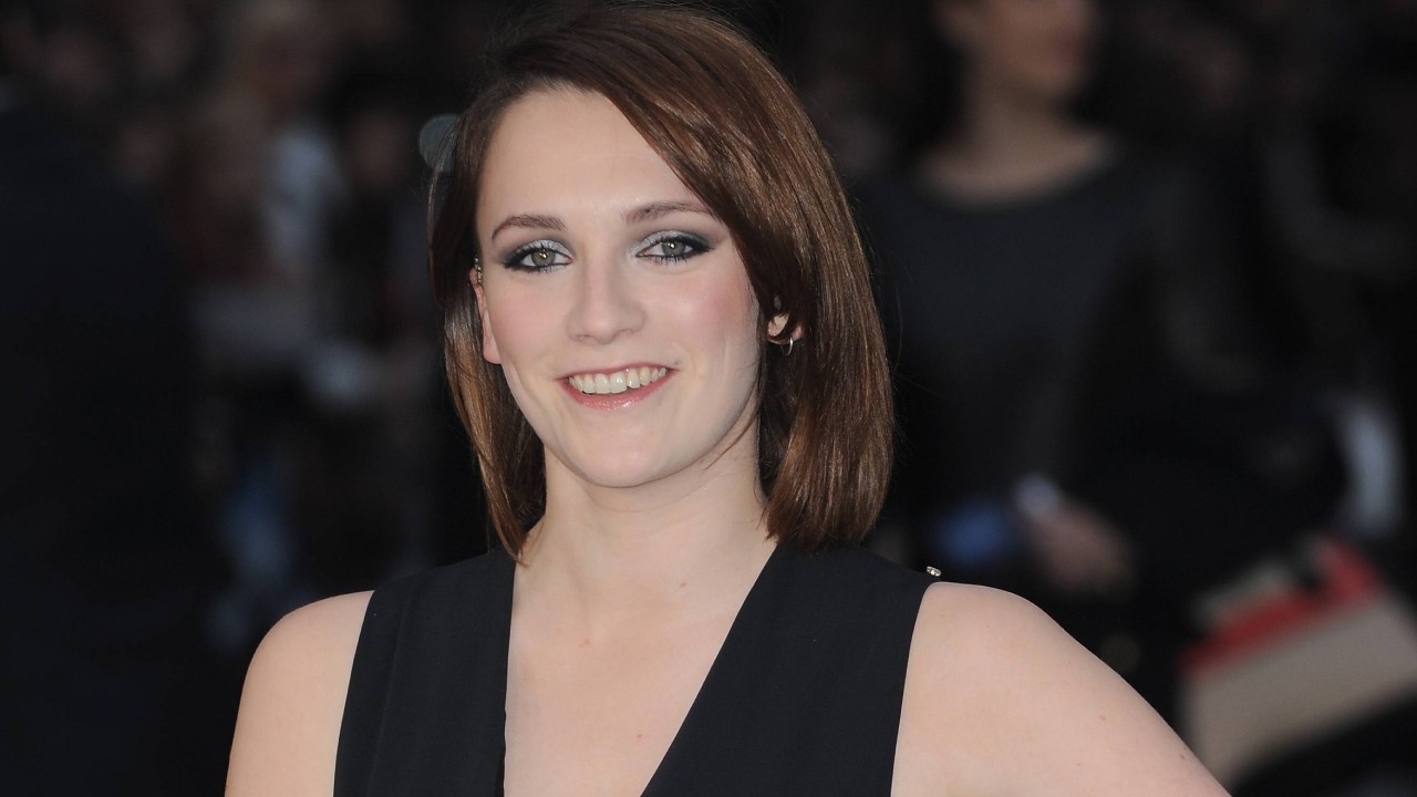 Charlotte Ritchie ist eine britische Schauspielerin, Sängerin und Songwriterin.