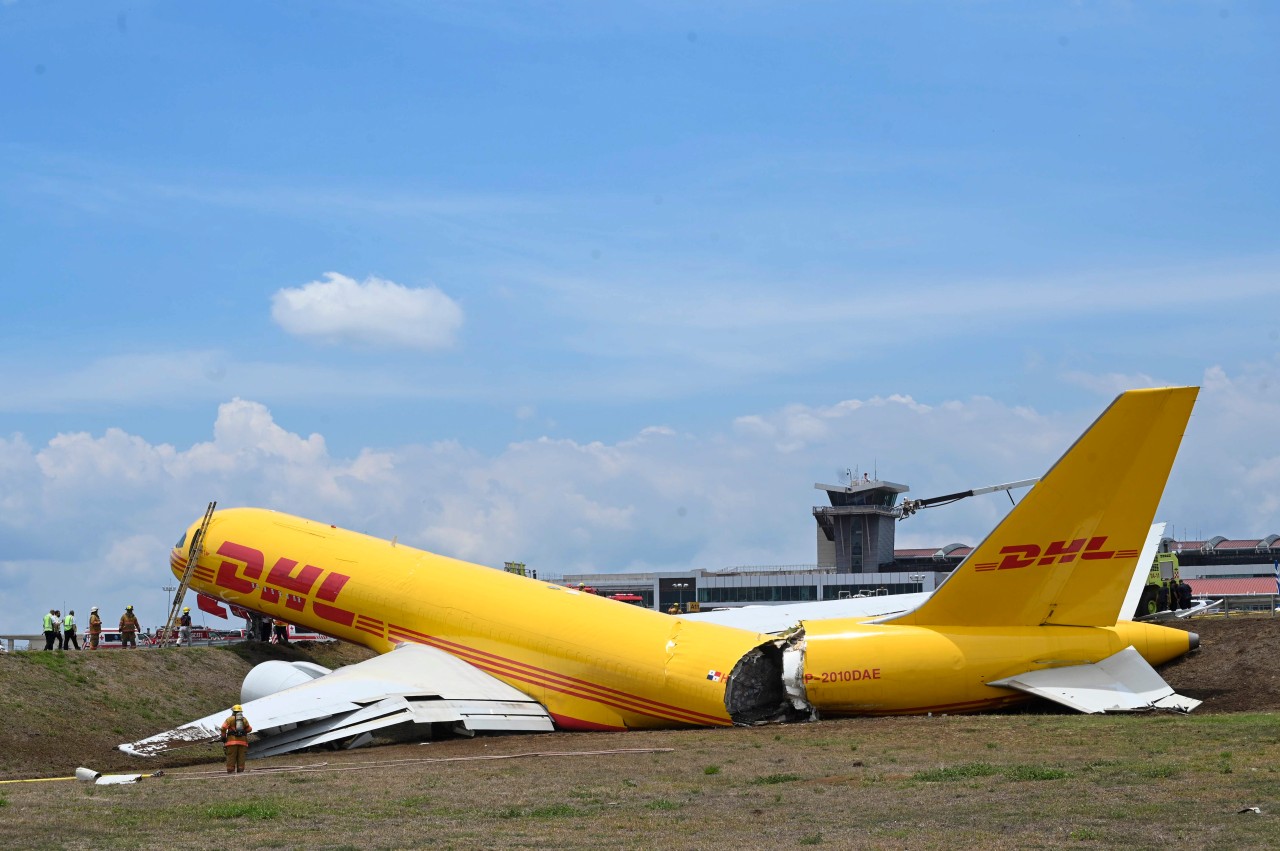 Ein Frachtflugzeug der DHL ist in zwei Teile zerbrochen. 