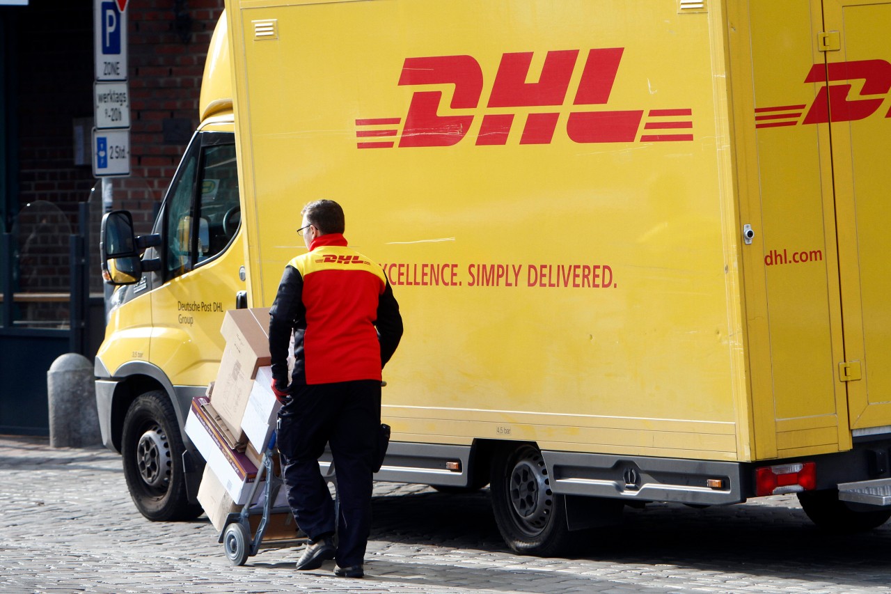 Mit dieser Aktion hat sich ein DHL-Bote tatsächlich zum Superman befördert! (Symbolbild)