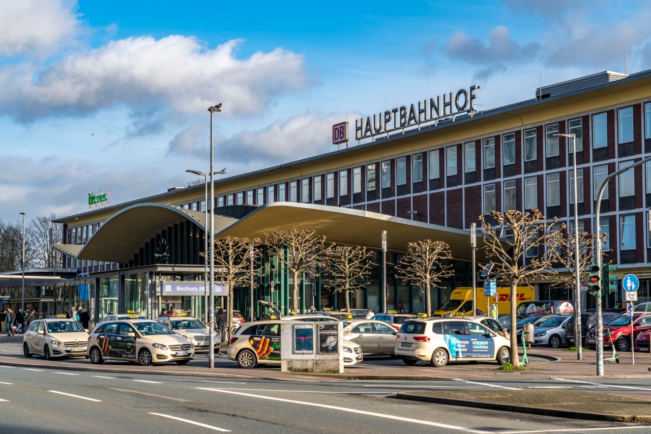 Am Hauptbahnhof der Deutschen Bahn in Bochum hat eine Reisende ein Stofftier gefunden.