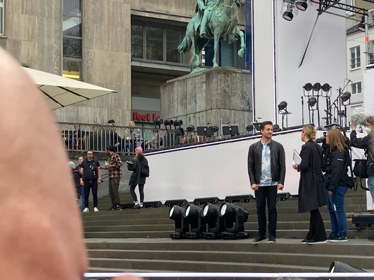 Alexander Klaws zeigt sich den Besuchern von „Die Passion“ in Essen bereits vor der großen Show auf der Bühne.