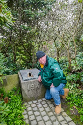 19. April 2021: Friedhofwärter Axel Last am Standort der gestohlenen Bronzefigur. Bis heute ist sie nicht wieder aufgetaucht, auch Ersatz gibt es noch keinen. (Archivfoto)