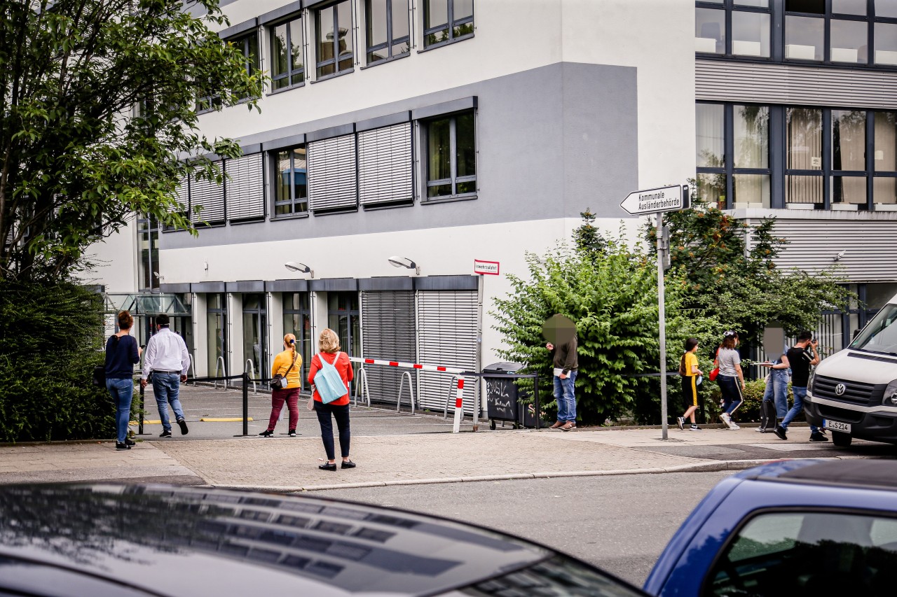 Essen: Wer einen Termin bei der Ausländerbehörde möchte, braucht viel Geduld. Sehr viel Geduld sogar. (Archivfoto)