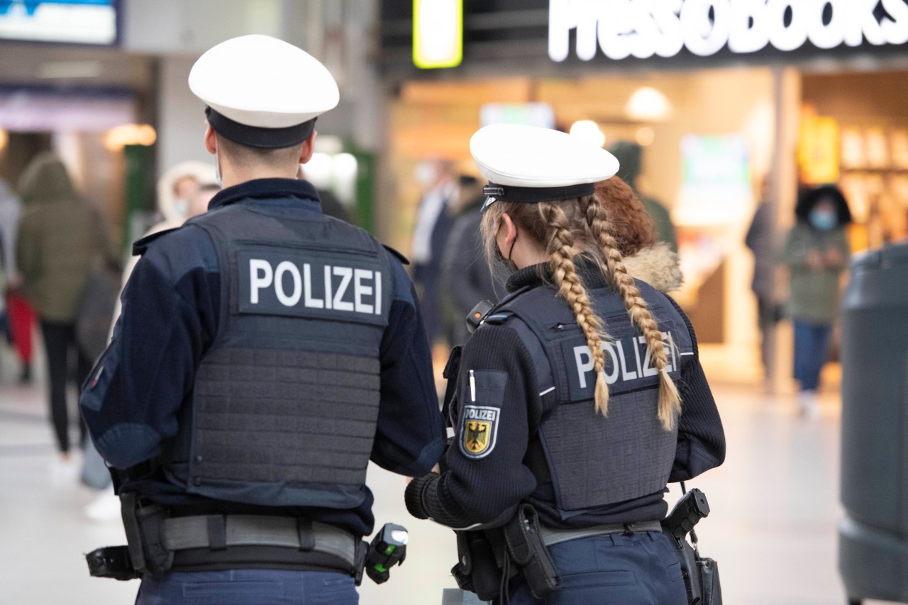 Am Essen Hauptbahnhof wurde eine Bäckerei-Mitarbeiterin mit einem Feuerlöscher beworfen. (Symbolbild)